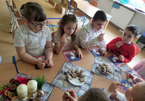 Mania, Martynka, Bartuś i Oliwier jedzą pierniczki